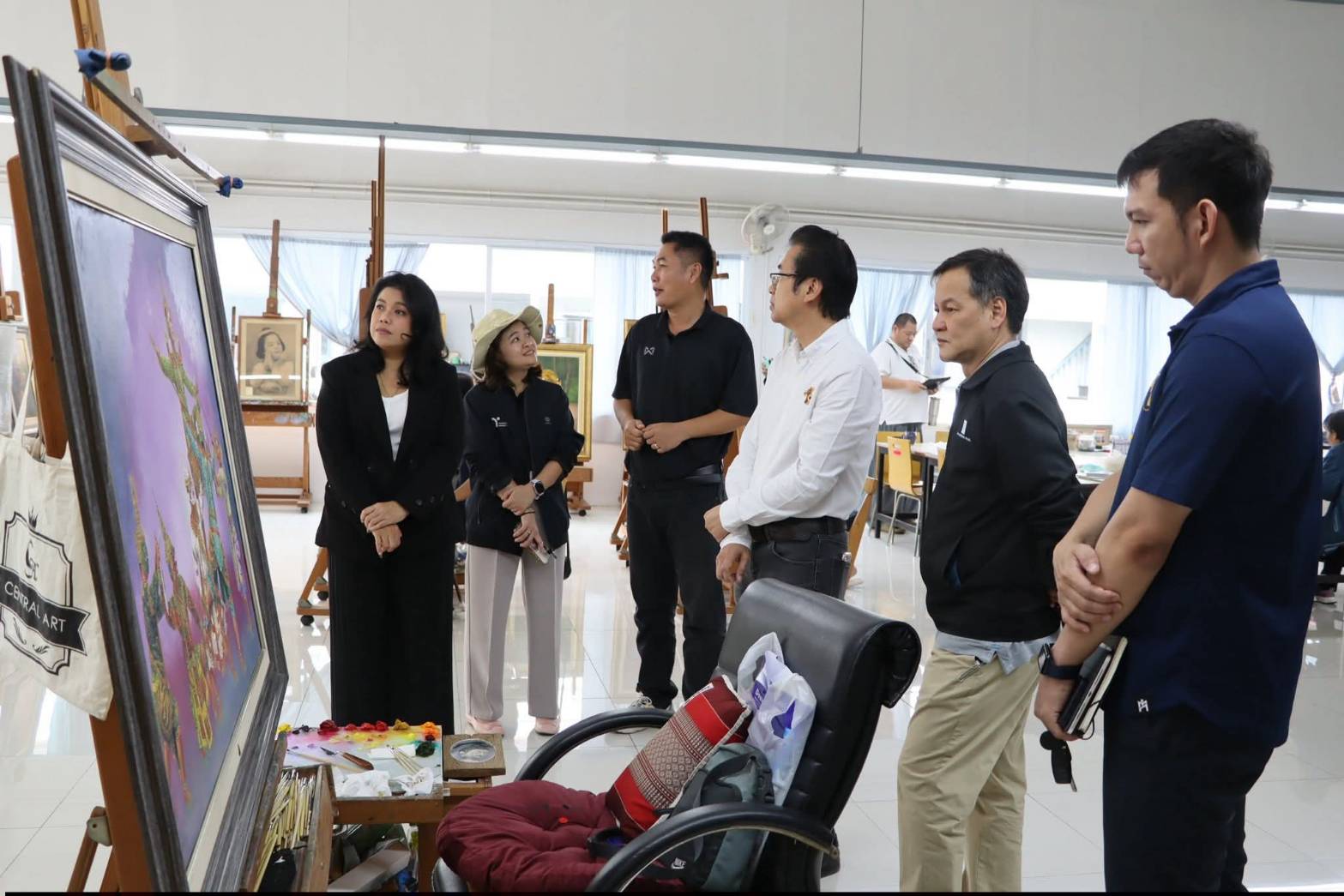 title - ผู้อำนวยการศูนย์ส่งเสริมและพัฒนาอาชีพเสริมนอกภาคการเกษตร ให้การต้อนรับคณะเจ้าหน้าที่กระทรวงทรัพยากรธรรมชาติและสิ่งแวดล้อม เยี่ยมชมสถานที่ ศพส. และแผนกฝึกอบรมทั้ง 12 แผนก